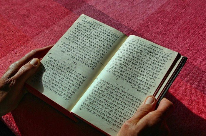 Eine aufgeschlagene Bibel in hebräischer Sprache ist zu sehen. 
