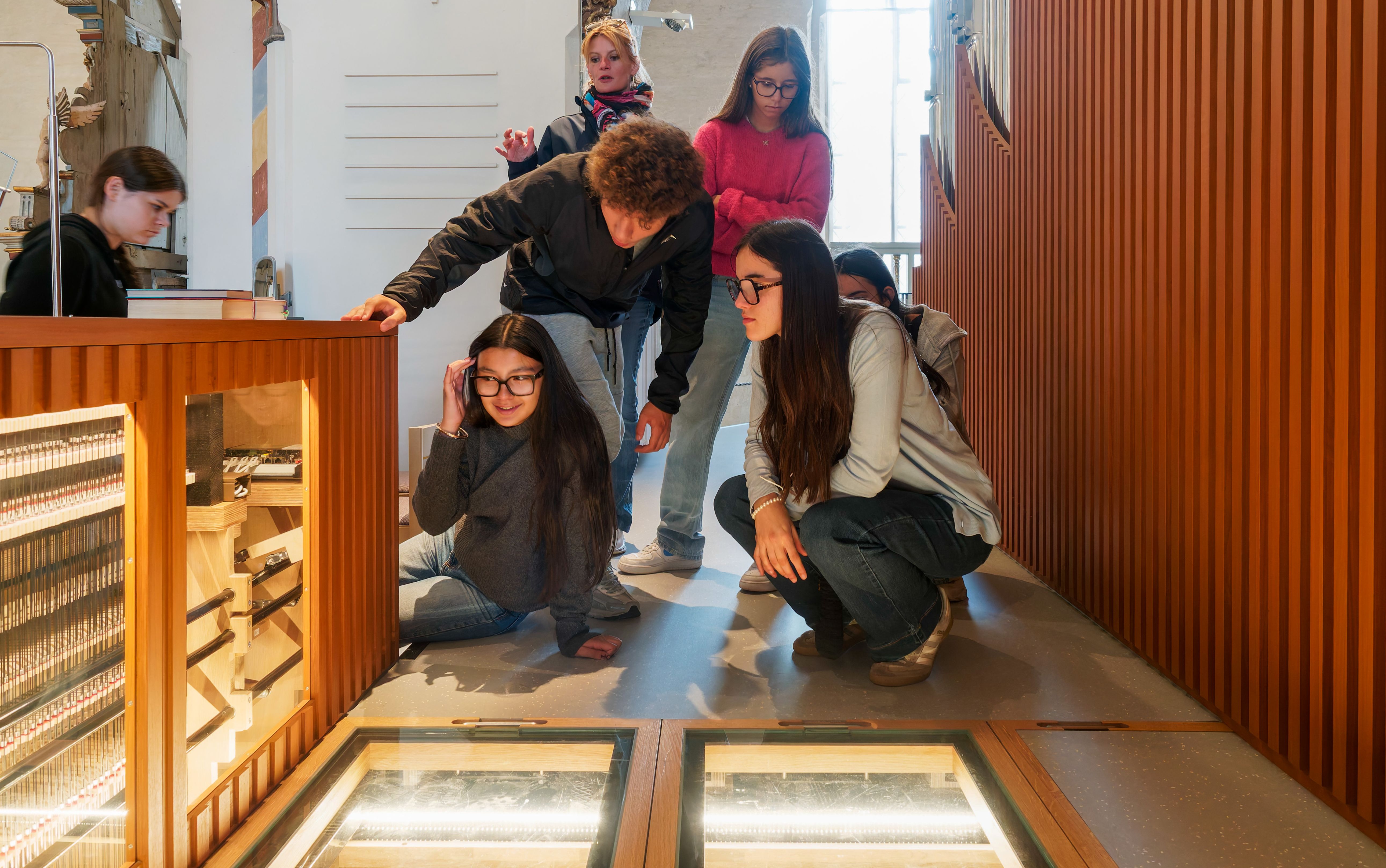 Schüler*innen schauen die Gläserne Orgel an