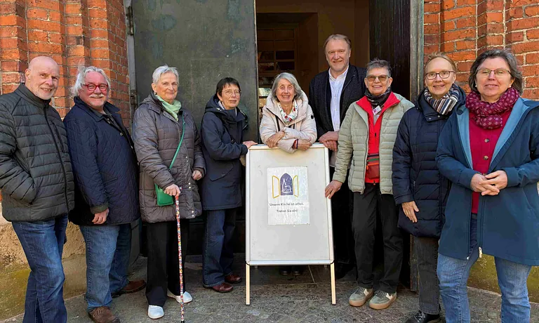 Es ist ein Weg in karger Landschaft zu sehen. Die Sonne geht gerade auf. 