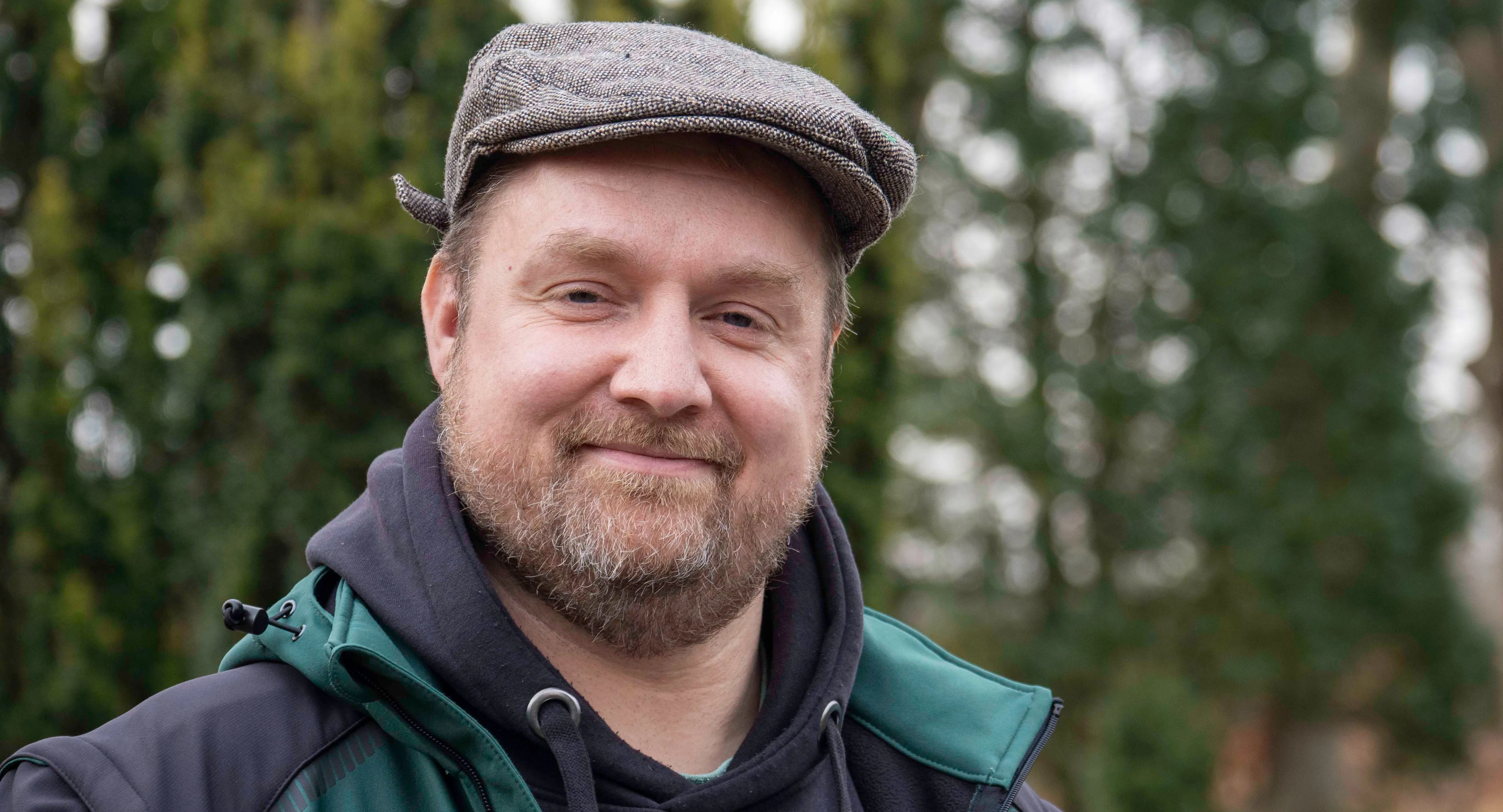 Es ist ein Weg in karger Landschaft zu sehen. Die Sonne geht gerade auf. 