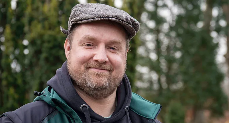 Es ist ein Weg in karger Landschaft zu sehen. Die Sonne geht gerade auf. 