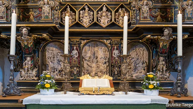 Der Altar von St. Marien ist mit brennenden Kerzen zu sehen.